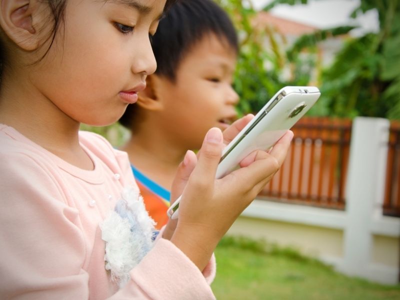 How Do I Be a Role Model When Limiting My Kids’ Screen Time?